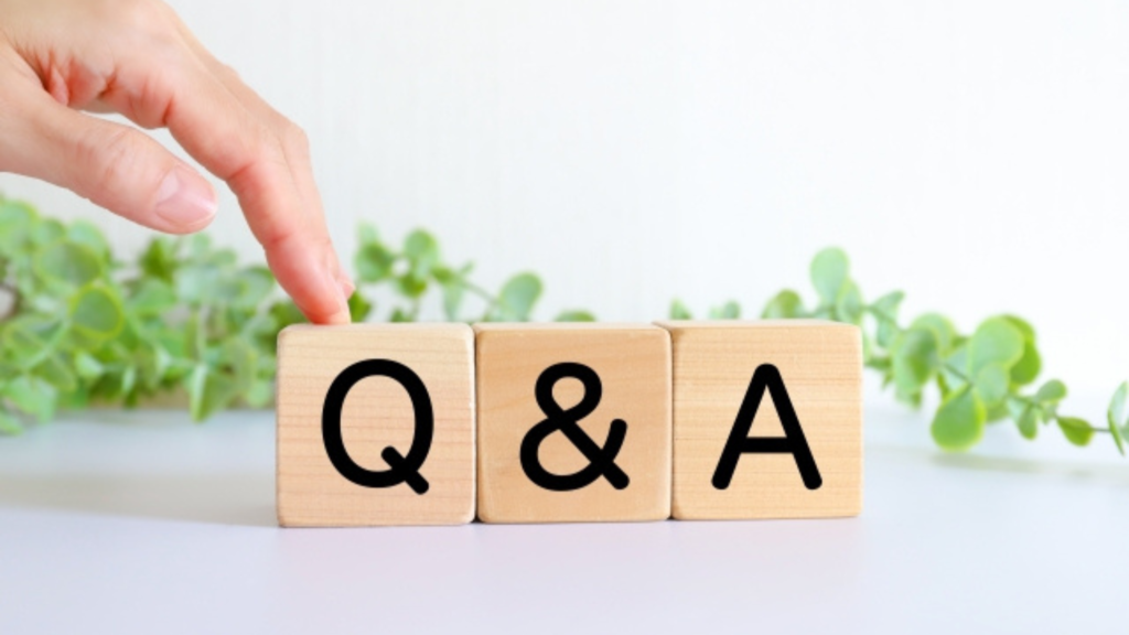 薬剤師の休日に関する疑問を解消するQ&A。「Q&A」のブロックに指を置く、解決のヒントを探すイメージの描写。