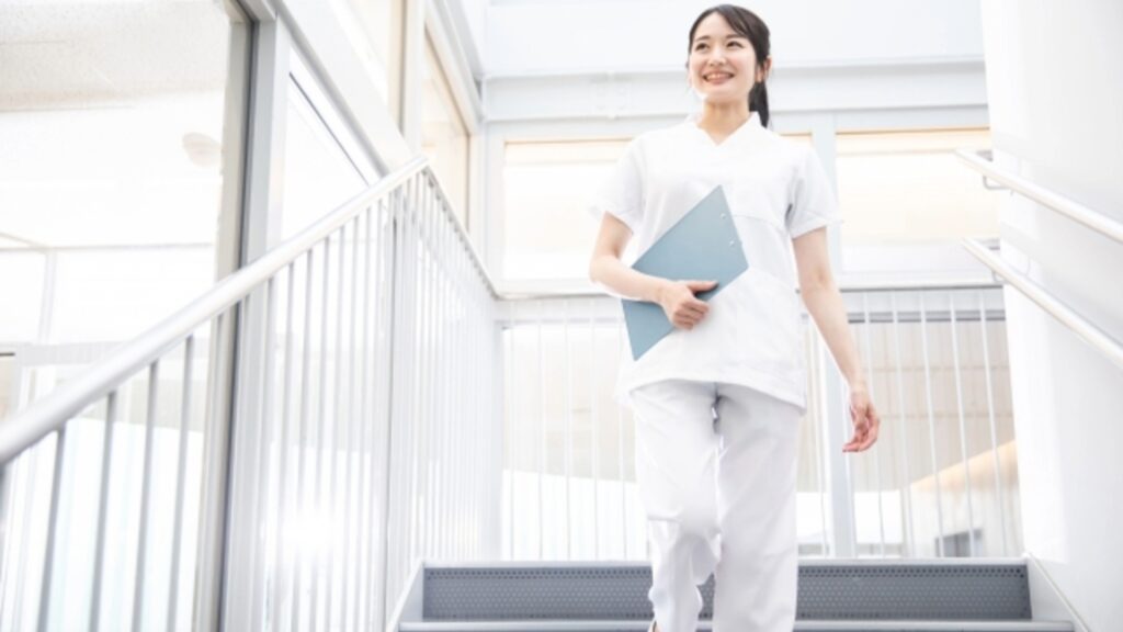 休日のリフレッシュを終え、晴れやかな表情で出勤する薬剤師。モチベーションを維持できる理想的な休みのある働き方。