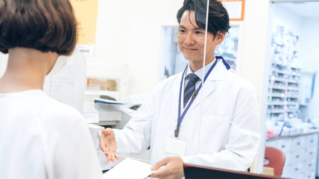 オワコンを脱却し将来性を高める、高いコミュニケーション能力を持った男性薬剤師の対人業務。