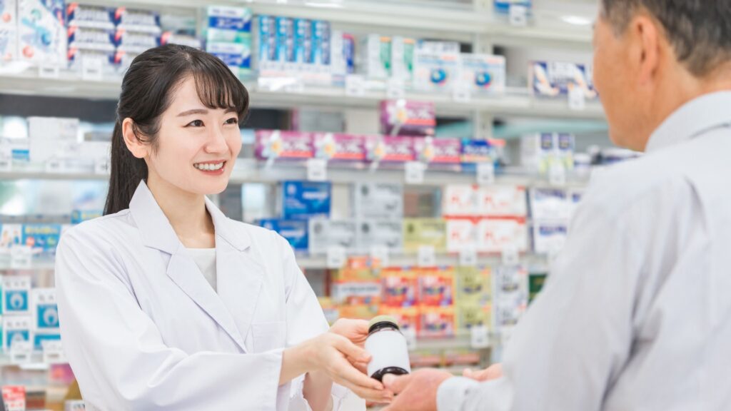 将来性のある薬剤師として、薬局で患者に寄り添い丁寧な服薬指導を行う女性の様子。