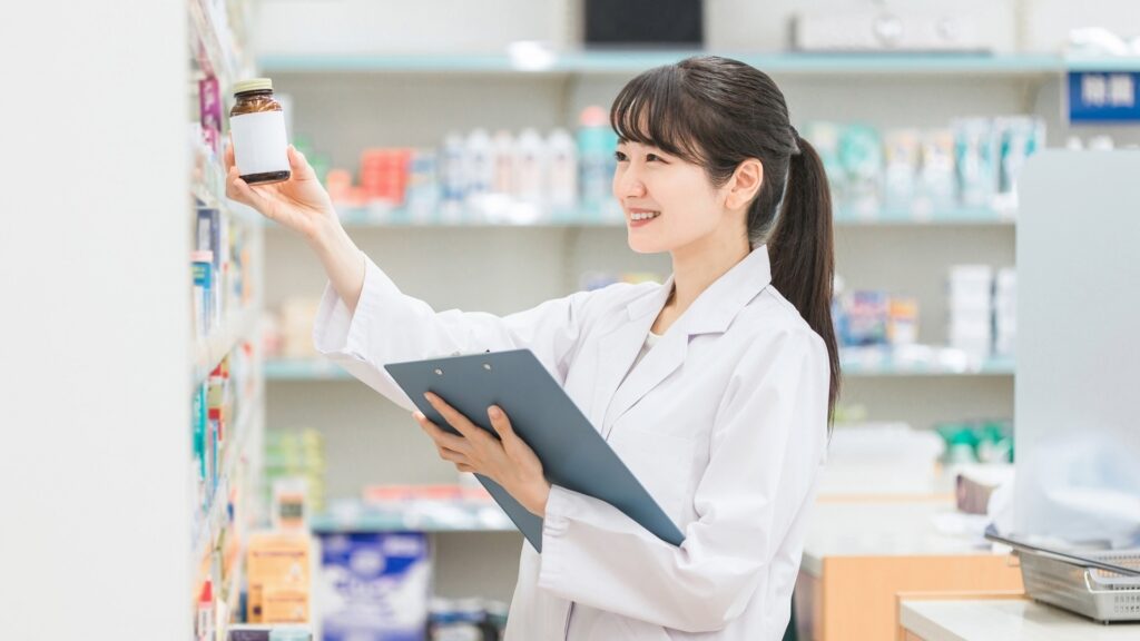 将来性のある薬剤師として薬局で在庫管理や服薬指導の準備を行う女性の様子。