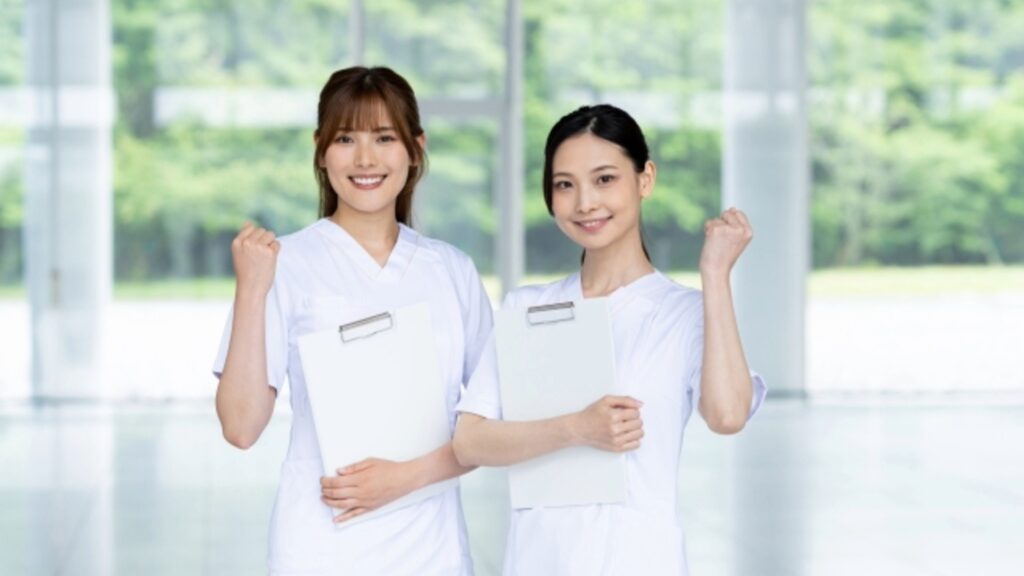 ワークライフバランスが整った職場で、充実した休みを過ごし笑顔で働く若手薬剤師と医療スタッフ。