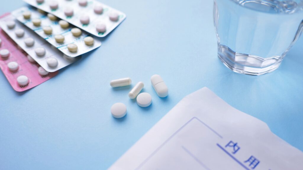 薬局で取り扱われる多様な錠剤のパッケージ。薬剤師の専門知識が求められる調剤業務の象徴。