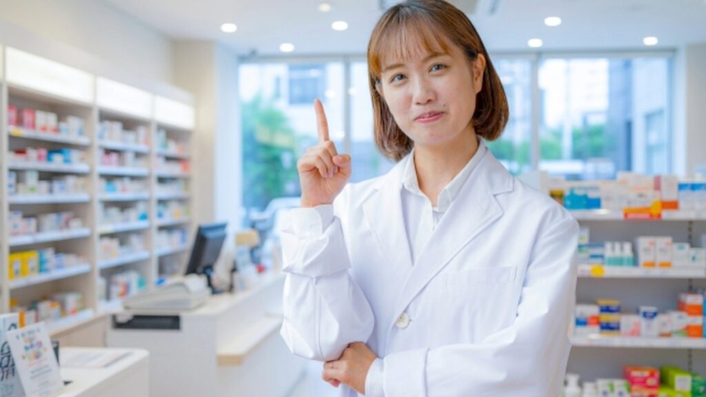 重要なポイントを指し示す女性薬剤師。休みが取れない職場の改善策や、より良い条件で働くための秘訣を提案するイメージ。